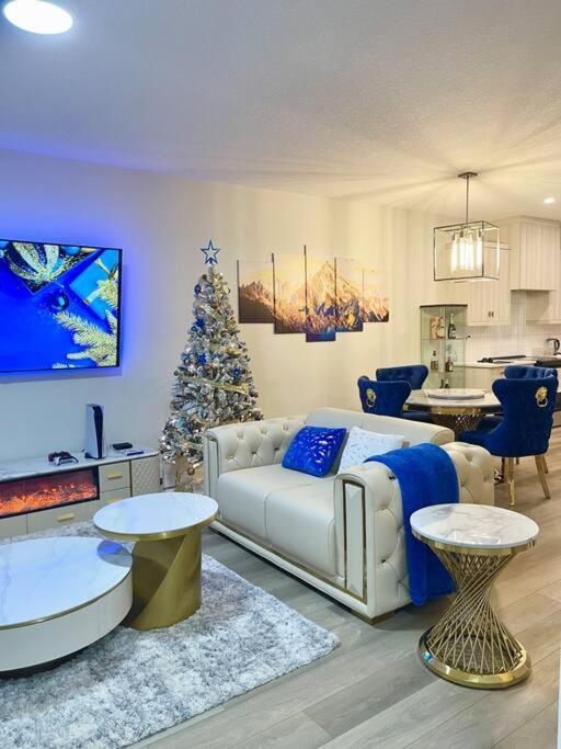 Luxury Home Away From Home, A Villa With 3 Bdrm And 3 Bath YYC Eksteriør billede