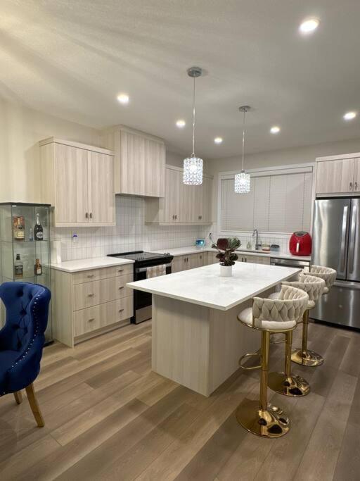 Luxury Home Away From Home, A Villa With 3 Bdrm And 3 Bath YYC Eksteriør billede