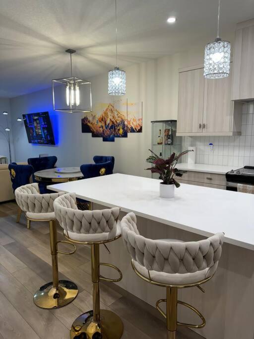 Luxury Home Away From Home, A Villa With 3 Bdrm And 3 Bath YYC Eksteriør billede