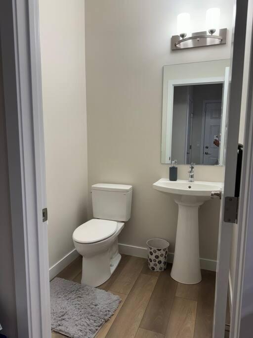 Luxury Home Away From Home, A Villa With 3 Bdrm And 3 Bath YYC Eksteriør billede
