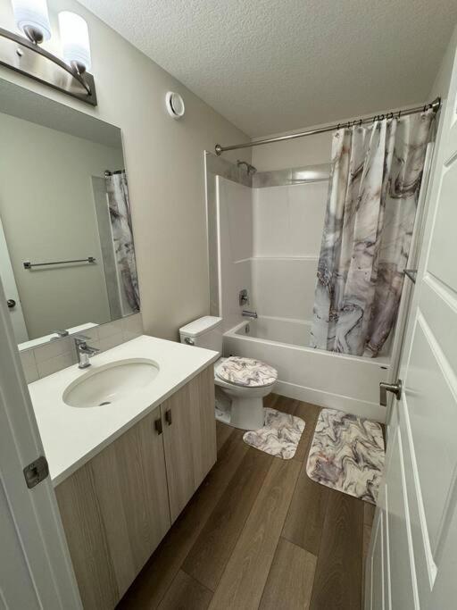 Luxury Home Away From Home, A Villa With 3 Bdrm And 3 Bath YYC Eksteriør billede