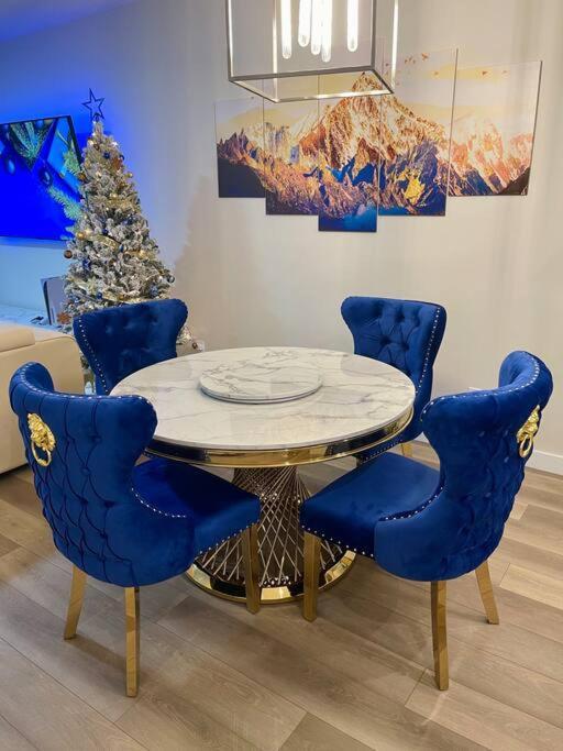 Luxury Home Away From Home, A Villa With 3 Bdrm And 3 Bath YYC Eksteriør billede
