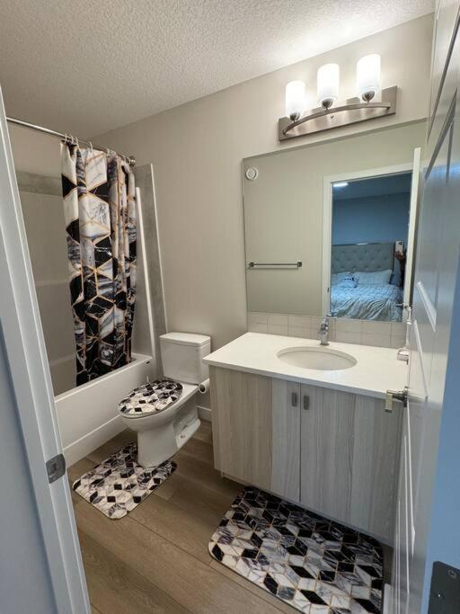 Luxury Home Away From Home, A Villa With 3 Bdrm And 3 Bath YYC Eksteriør billede